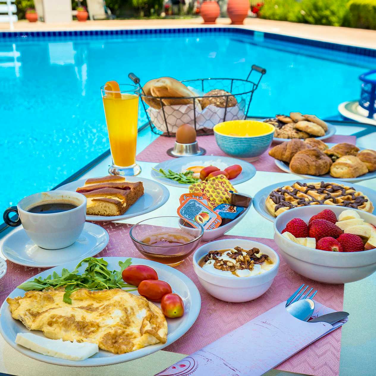 Photo Caption: Φάτε ένα νόστιμο πρωινό δίπλα στην πισίνα