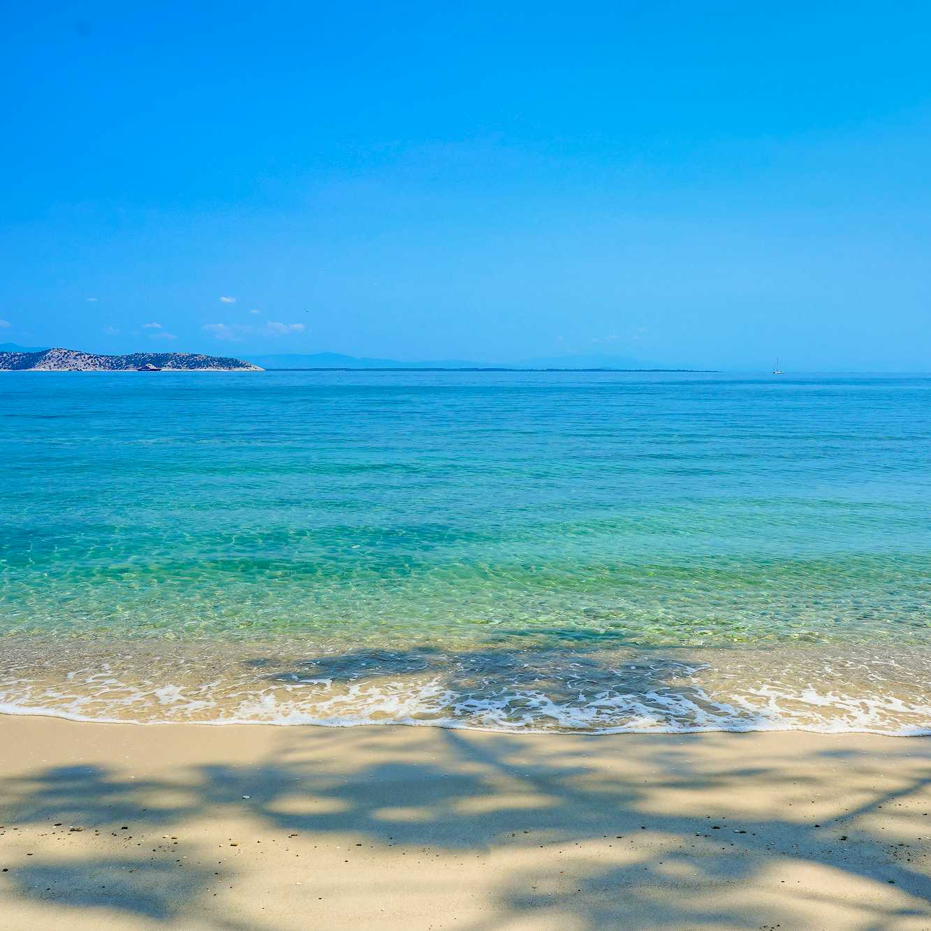 Photo Caption: Απολαύστε το μπάνιο σας στις κοντινές αμμώδεις παραλίες