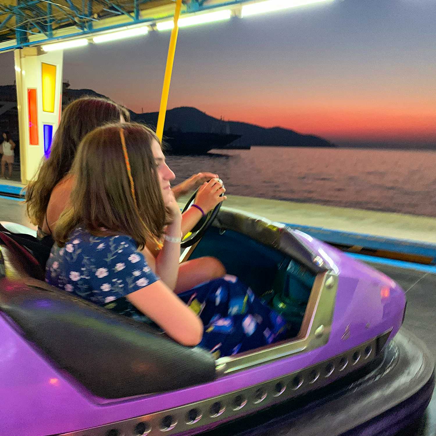 Photo Caption: Διασκεδάστε μετά το ηλιοβασίλεμα στο Luna Park με τα παιδιά σας