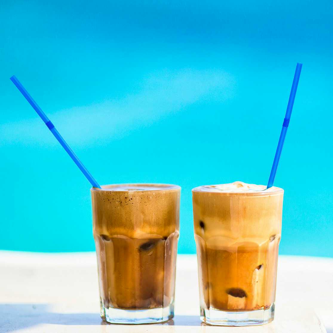 Photo Caption: Απολαύστε έναν δροσιστικό παγωμένο καφέ δίπλα στη πισίνα
