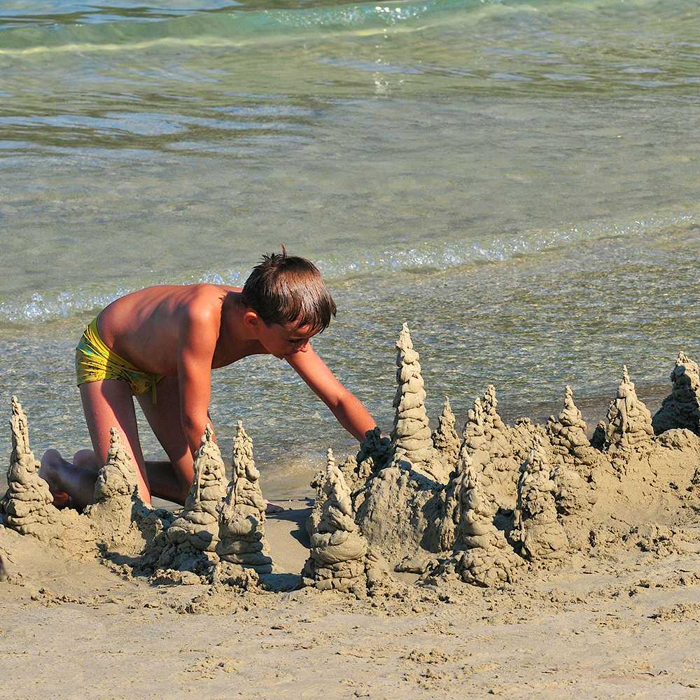Photo Caption: Παρακολουθήστε τα παιδιά να απολαύσουν την ψιλή άμμο και τα ρηχά νερά